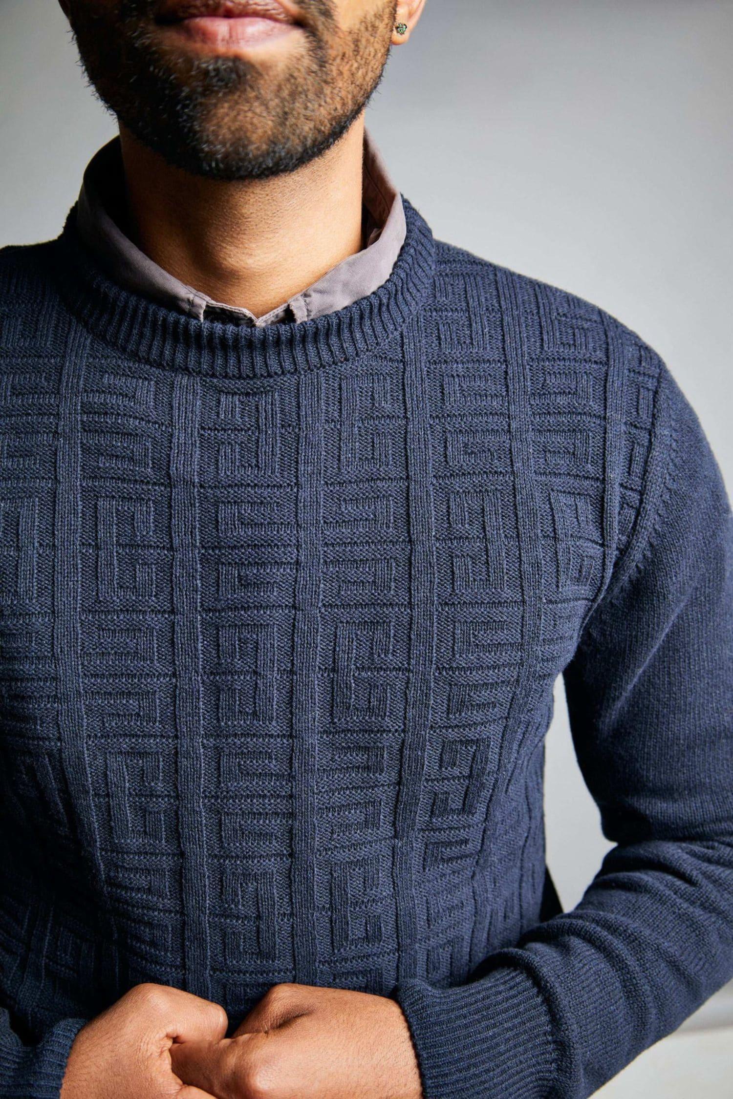 Suéter azul marino de punto para hombre con textura geométrica y cuello redondo.